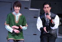 左から小原唯和、岸田タツヤ。