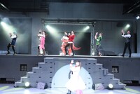 エンディングダンスを踊るキャストたち（ステージ後方）。