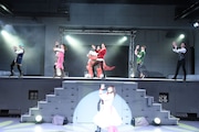 エンディングダンスを踊るキャストたち(ステージ後方)。