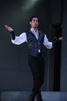 エンディングダンスを踊る岸田タツヤ。