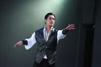 エンディングダンスを踊る岸田タツヤ。