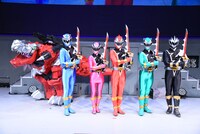「騎士竜戦隊リュウソウジャー」キャスト発表会見の様子。