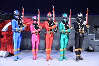 「騎士竜戦隊リュウソウジャー」キャスト発表会見の様子。