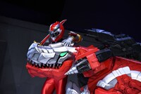 相棒のティラミーゴ（右）を連れて帰るリュウソウレッド（左）。