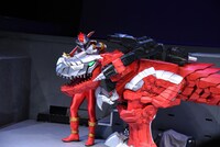 相棒のティラミーゴ（右）を連れて帰るリュウソウレッド（左）。