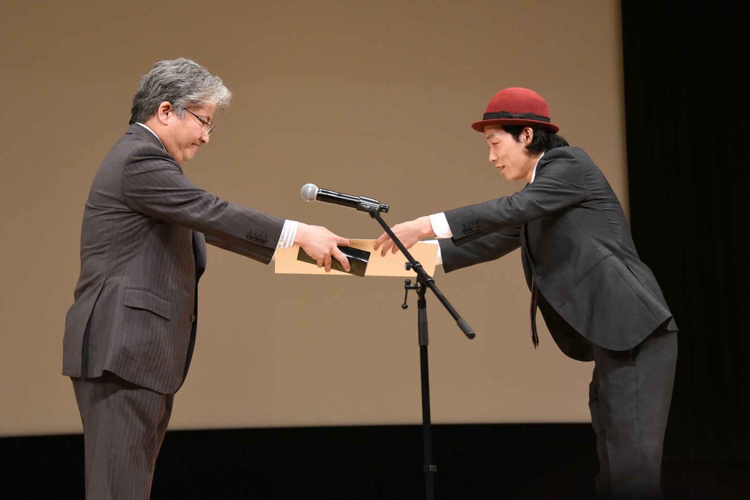 賞状を受け取る上田慎一郎（右）。
