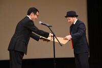 賞状を受け取る白石和彌（右）。