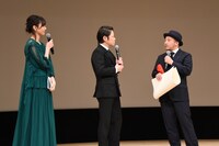 左から新垣結衣、阿部サダヲ、白石和彌。