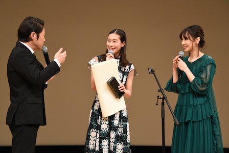 左から阿部サダヲ、南沙良、新垣結衣。