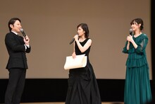 松岡茉優（中央）の「お子さんと歩いてらっしゃるのを見たことがあります」という証言にたじろぐ阿部サダヲ（左）。