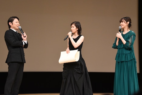 松岡茉優（中央）の「お子さんと歩いてらっしゃるのを見たことがあります」という証言にたじろぐ阿部サダヲ（左）。