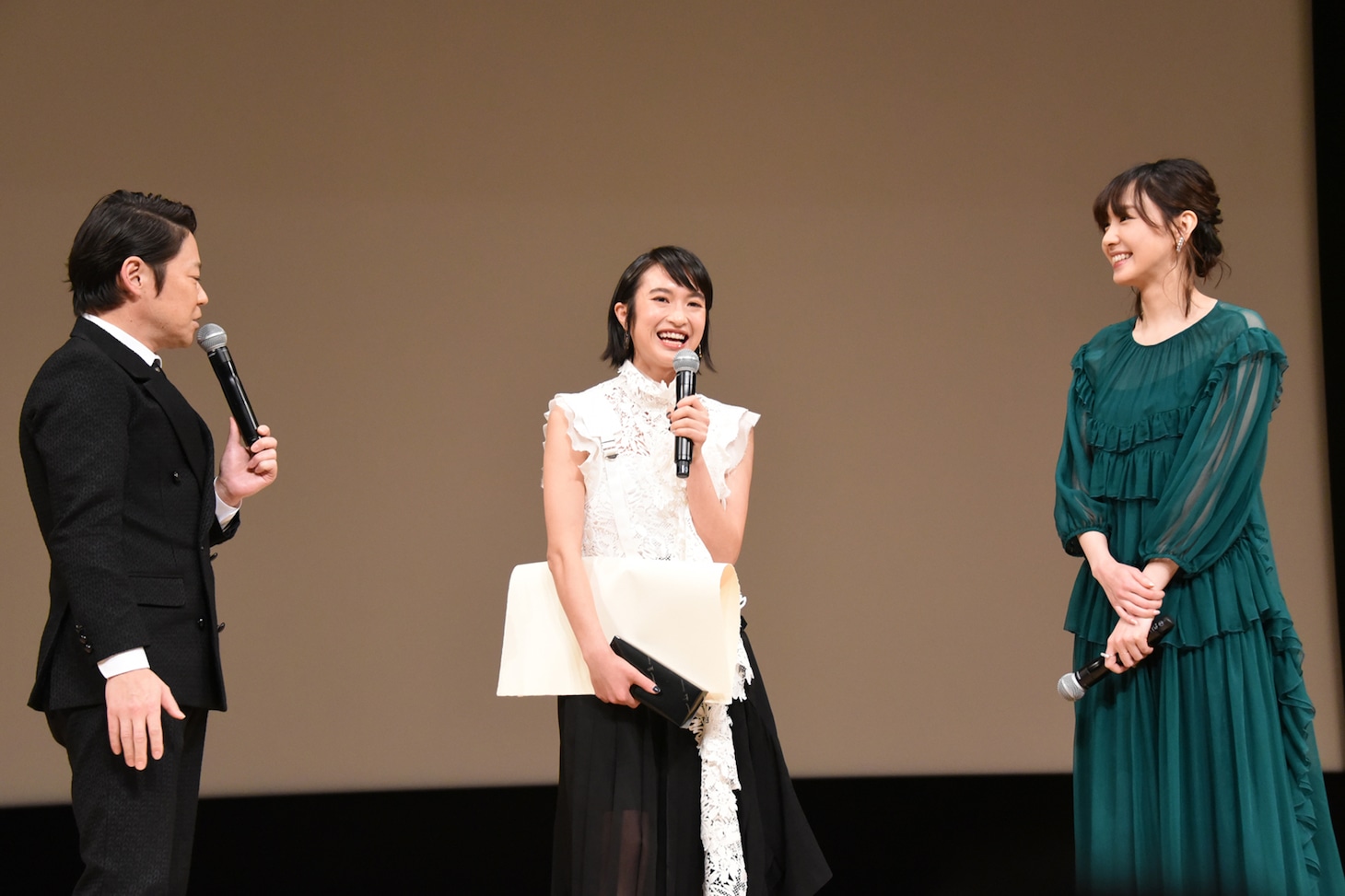 左から阿部サダヲ、門脇麦、新垣結衣。