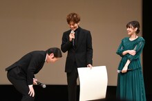 左から阿部サダヲ、松坂桃李、新垣結衣。