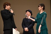 左から松坂桃李、白石和彌、新垣結衣。
