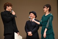 左から松坂桃李、白石和彌、新垣結衣。
