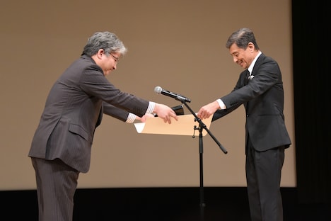 賞状を受け取る舘ひろし（右）。