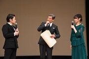 左から阿部サダヲ、舘ひろし、新垣結衣。