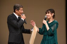 左から舘ひろし、新垣結衣。