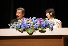 左から舘ひろし、門脇麦。