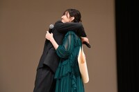 ハグをする舘ひろしと新垣結衣。新垣はハグのあと「いい匂い」とつぶやいた。