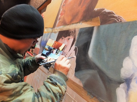 絵看板制作中の仲谷政信氏。