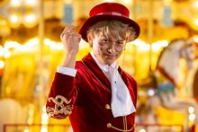 小林豊演じるチャーリー。