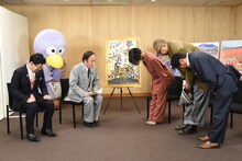 埼玉県知事・上田清司（左から2番目）に頭を下げる二階堂ふみ（中央）ら。