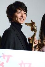 トロフィーを持つ高杉真宙。