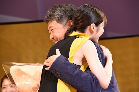 松岡茉優(左)と抱擁を交わす是枝裕和(右)。