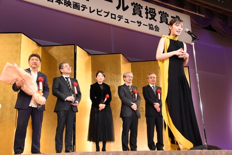 「万引き家族」製作チームにお祝いの言葉をかける松岡茉優(手前)。