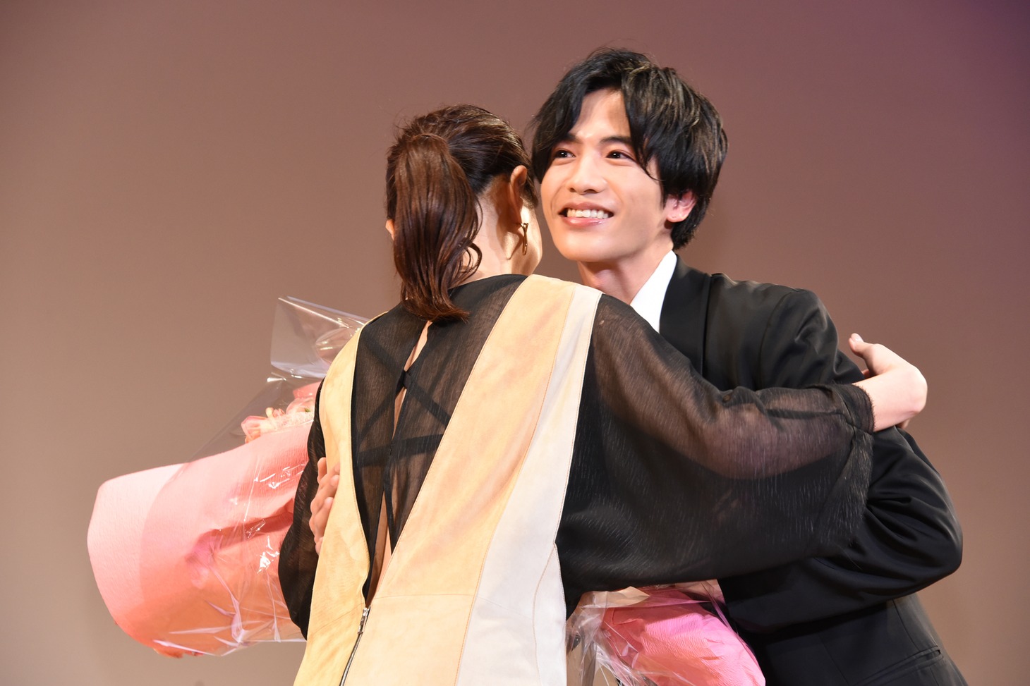 井川遥（左）と抱擁を交わす志尊淳（右）。