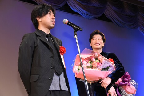 左から瑠東東一郎、田中圭。