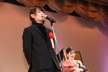 左から佐藤健、永野芽郁。