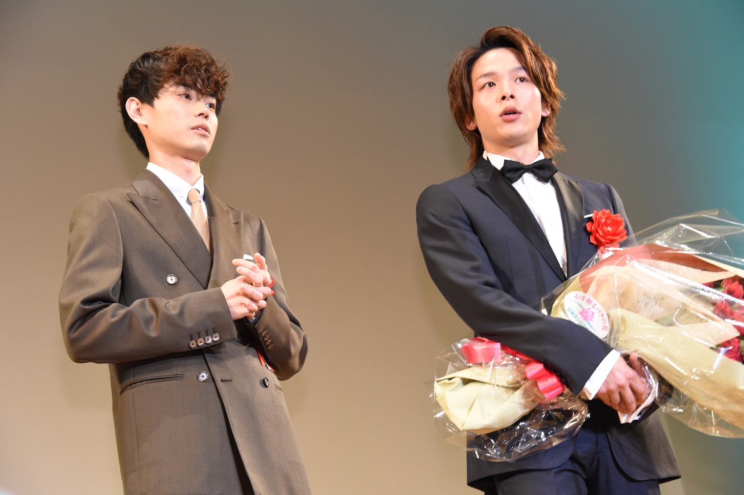 左から菅田将暉、中村倫也。