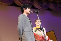 松岡茉優（右）にお祝いの言葉をかける鈴ノ木ユウ（左）。