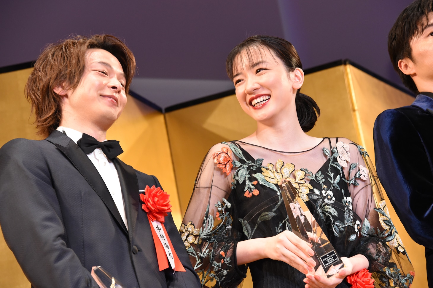 左から中村倫也、永野芽郁。