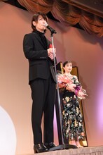 永野芽郁（右）にお祝いの言葉をかける佐藤健（左）。