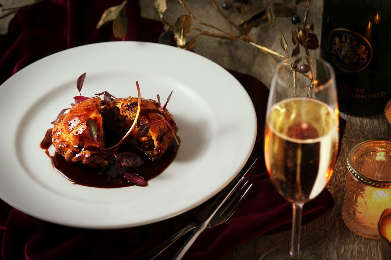 「天国でまた会おう」コラボ企画が東京で、オリジナルメニューや仮面の展示など