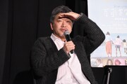 手を挙げる観客を見渡す是枝裕和。
