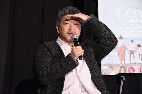 手を挙げる観客を見渡す是枝裕和。