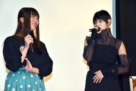 左から加藤綾佳、日南響子。