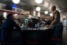 「運び屋」より、ブラッドリー・クーパー（左）とクリント・イーストウッド（右）の共演シーン。