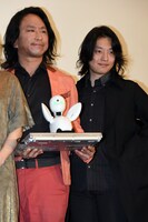 左から古新舜、吉藤オリィ。