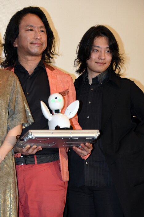 左から古新舜、吉藤オリィ。