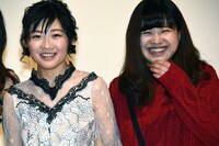 左から伊藤沙莉、金子由里奈。