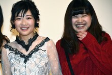 左から伊藤沙莉、金子由里奈。