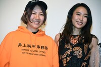 左からふくだももこ、黒川芽以。