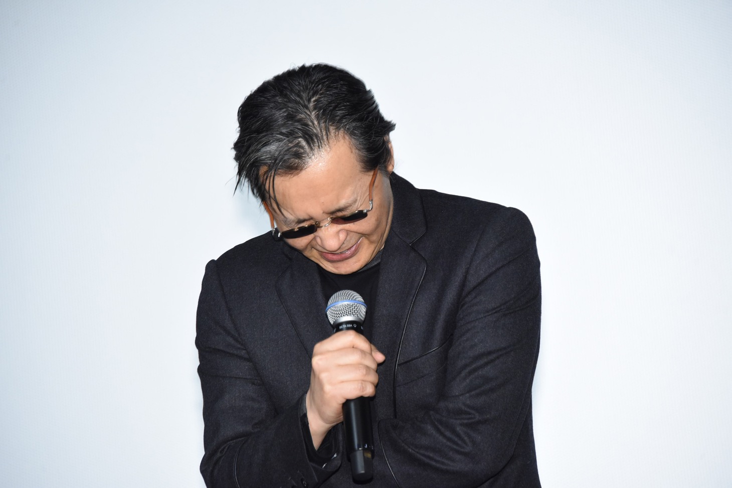観客からの拍手と声援を受け、肩を震わす北条司。
