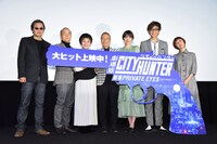 「劇場版シティーハンター <新宿プライベート・アイズ>」公開記念舞台挨拶の様子。左から北条司、こだま兼嗣、伊倉一恵、神谷明、飯豊まりえ、山寺宏一、戸田恵子。