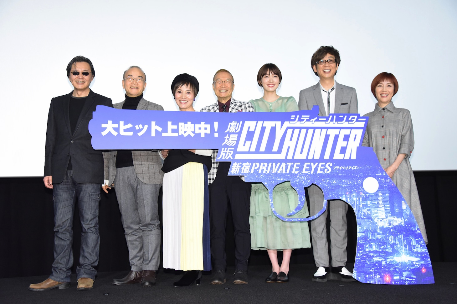 「劇場版シティーハンター <新宿プライベート・アイズ>」公開記念舞台挨拶の様子。左から北条司、こだま兼嗣、伊倉一恵、神谷明、飯豊まりえ、山寺宏一、戸田恵子。